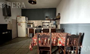 Venta casa para dos familias con cochera en Villa Dominico