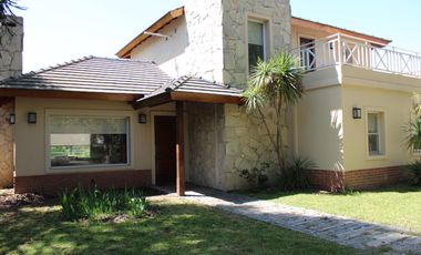 Venta , Alquiler Temporario. Casa  sobre el golf en  Golfers c.c
