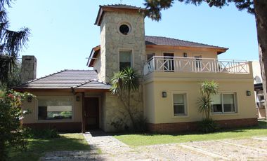 Venta , Alquiler Temporario. Casa  sobre el golf en  Golfers c.c