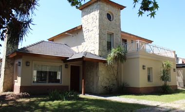 Venta , Alquiler Temporario. Casa  sobre el golf en  Golfers c.c