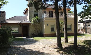 Venta , Alquiler Temporario. Casa  sobre el golf en  Golfers c.c