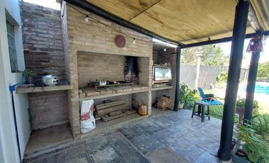 Venta casa de 2 dormitorio con gran pileta en Ricardone.