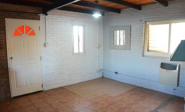 Venta casa de 2 dormitorio con gran pileta en Ricardone.