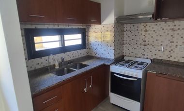 DUPLEX 4 AMBIENTES EN PEQUEÑO CONDOMINIO