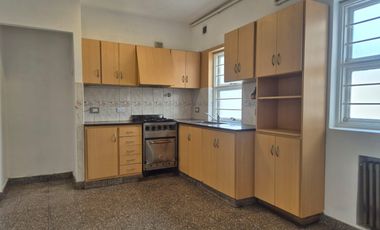 Casa 4 ambientes en alquiler frente a Plaza Rocha