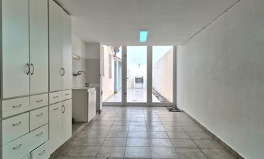 Casa 4 ambientes en alquiler frente a Plaza Rocha