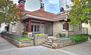 Casa 4 ambientes en alquiler frente a Plaza Rocha