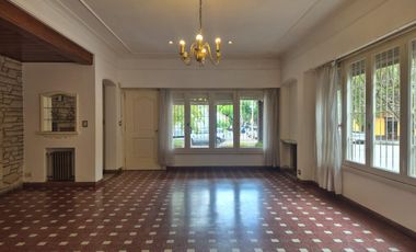 Casa 4 ambientes en alquiler frente a Plaza Rocha
