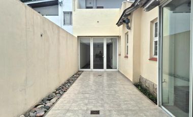 Casa 4 ambientes en alquiler frente a Plaza Rocha