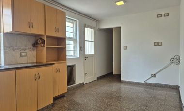 Casa 4 ambientes en alquiler frente a Plaza Rocha
