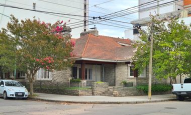 Casa 4 ambientes en alquiler frente a Plaza Rocha