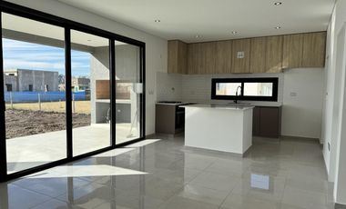 OPORTUNIDAD VENTA - Casa en barrio Santa Sofía - Pilar del Este