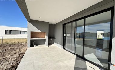 OPORTUNIDAD VENTA - Casa en barrio Santa Sofía - Pilar del Este