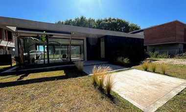 Casa a estrenar 4 ambientes Bº Rumenco Joven