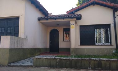 CHALET EN EXCELENTE UBICACION RESIDENCIAL A METROS DEL CENTRO COMERCIAL