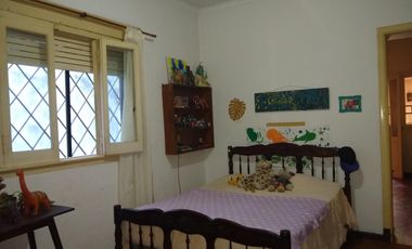 CHALET EN EXCELENTE UBICACION RESIDENCIAL A METROS DEL CENTRO COMERCIAL