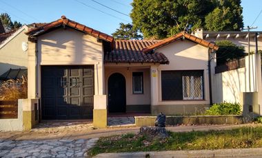 CHALET EN EXCELENTE UBICACION RESIDENCIAL A METROS DEL CENTRO COMERCIAL