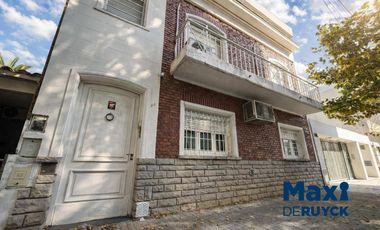 3 ambientes a pasos de Brandsen, PH al frente