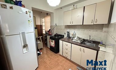 3 ambientes a pasos de Brandsen, PH al frente