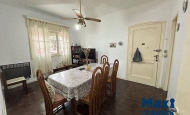 3 ambientes a pasos de Brandsen, PH al frente