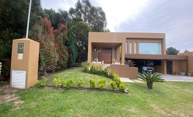 CASA CON PILETA EN VENTA EN BARRIO SAN RAFAEL