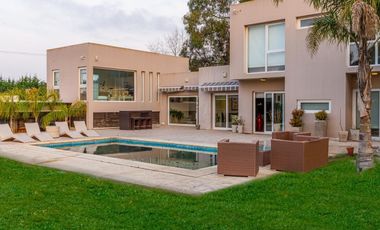 CASA CON PILETA EN VENTA EN BARRIO SAN RAFAEL