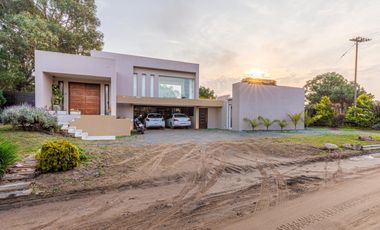 CASA CON PILETA EN VENTA EN BARRIO SAN RAFAEL