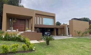 CASA CON PILETA EN VENTA EN BARRIO SAN RAFAEL