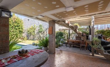 Casa Venta 6 dúplex multifamiliar renta o empresa de oficinas, oportunidad Permuta en la costa