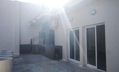 Excelente edificio de departamentos con piscina y SUM.