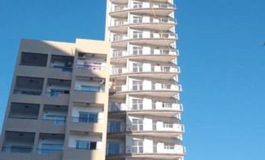 Excelente edificio de departamentos con piscina y SUM.