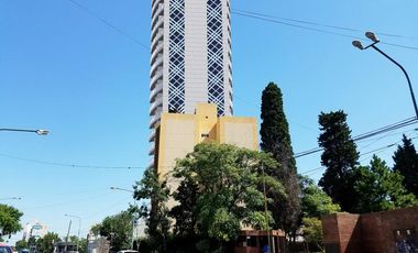 Excelente edificio de departamentos con piscina y SUM.