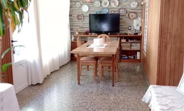 Casa en venta tres ambientes con quincho en Quilmes Oeste.