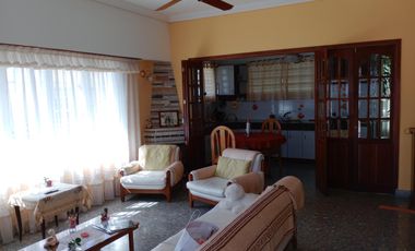 Casa en venta tres ambientes con quincho en Quilmes Oeste.