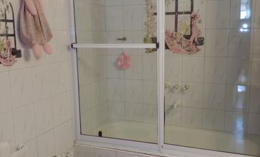 Casa en venta tres ambientes con quincho en Quilmes Oeste.