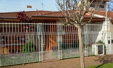 Casa en venta tres ambientes con quincho en Quilmes Oeste.