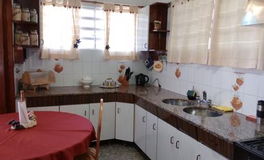 Casa en venta tres ambientes con quincho en Quilmes Oeste.