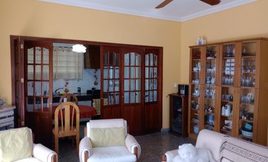 Casa en venta tres ambientes con quincho en Quilmes Oeste.