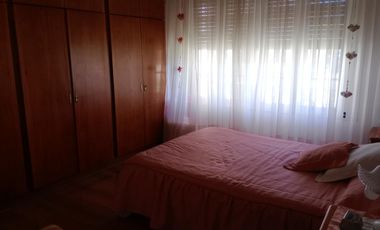 Casa en venta tres ambientes con quincho en Quilmes Oeste.