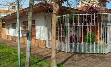 Casa en venta tres ambientes con quincho en Quilmes Oeste.