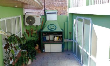 Casa en venta tres ambientes con quincho en Quilmes Oeste.