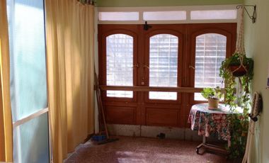 Casa en venta tres ambientes con quincho en Quilmes Oeste.