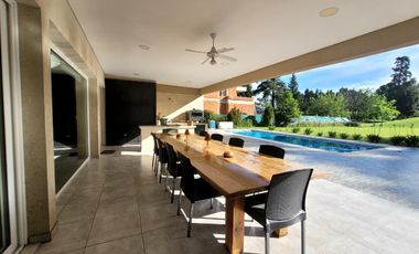 Casa en venta al gol en el country Olivos Golf