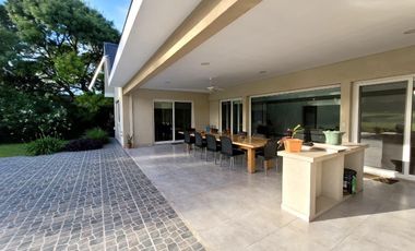 Casa en venta al gol en el country Olivos Golf