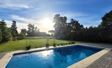 Casa en venta al gol en el country Olivos Golf