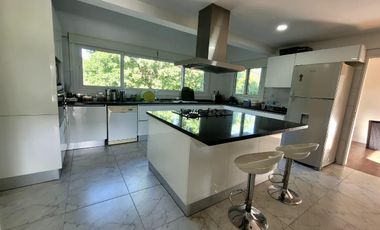 Casa en venta al gol en el country Olivos Golf
