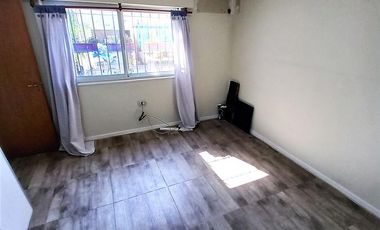 Venta Casa con local, tres dormitorios, parrilla. Molina 2400