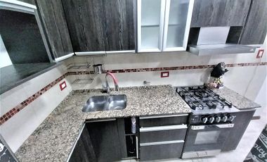 Venta Casa con local, tres dormitorios, parrilla. Molina 2400