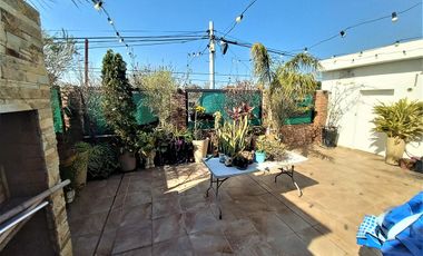 Venta Casa con local, tres dormitorios, parrilla. Molina 2400