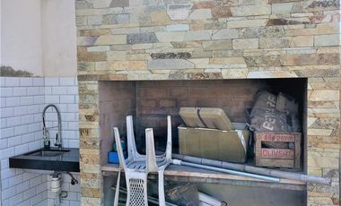 Venta Casa con local, tres dormitorios, parrilla. Molina 2400